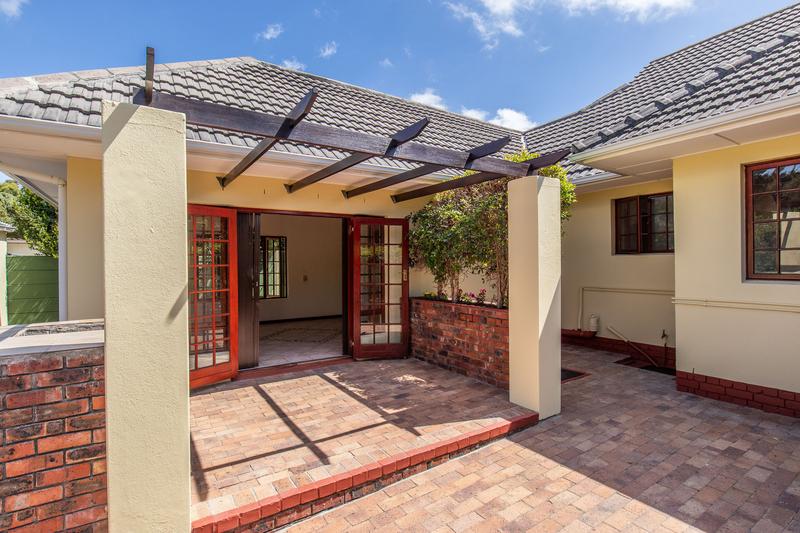 5 Bedroom Property for Sale in Bergvliet Western Cape